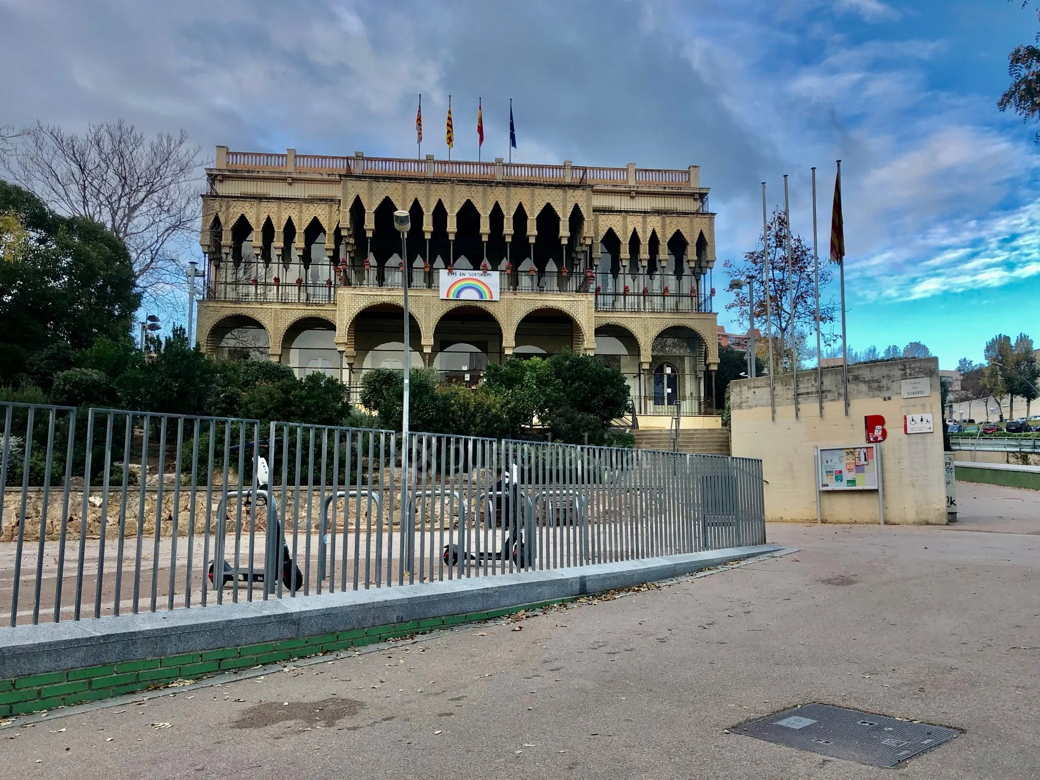 Fachada de la Casa de les Altures, en el Baix Guinardó de Barcelona