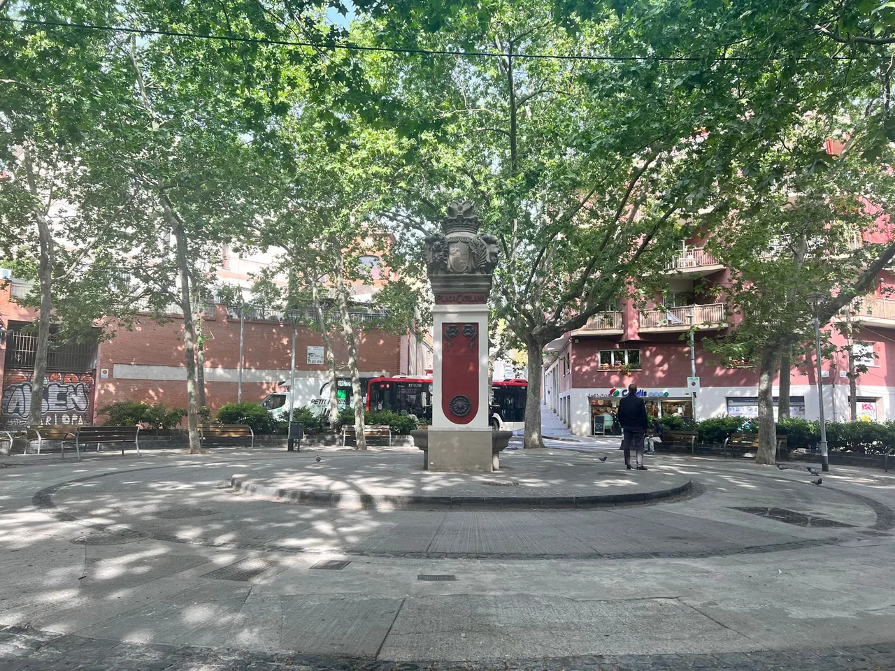 Fuente y árboles de la Plaça Catalana, en el Guinardó de Barcelona