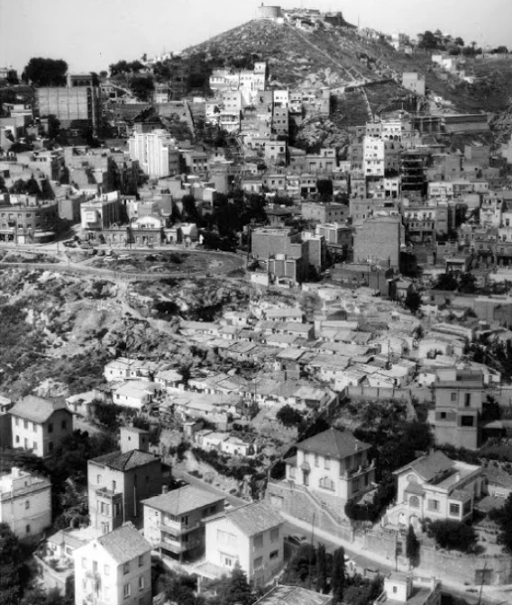 Fotografía histórica del Carmel, con viviendas de distintas alturas sobre una ladera