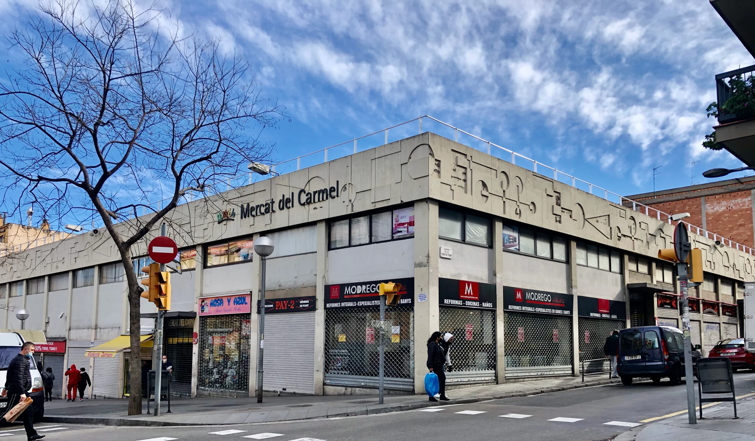 Fachada del Mercat del Carmel, en la calle Llobregós de Barcelona