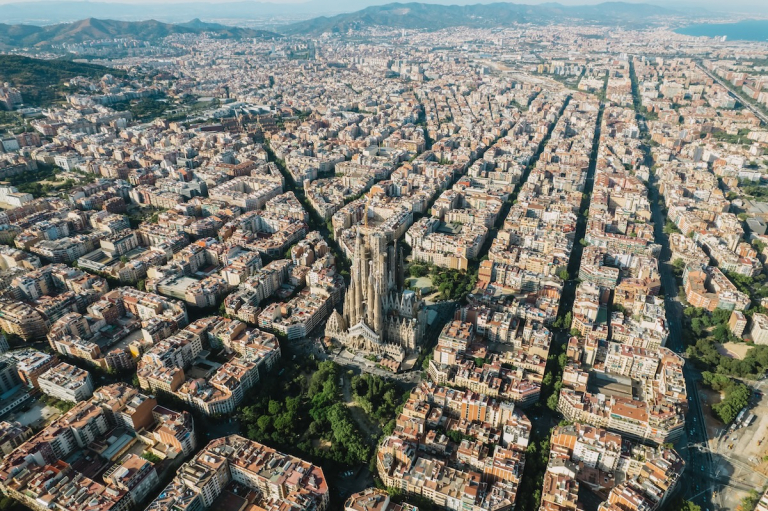 Vista aérea de edificios residenciales del Eixample y la Sagrada Família, en Barcelona