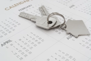 laves de una vivienda sobre un calendario para planificar la revisión anual del alquiler