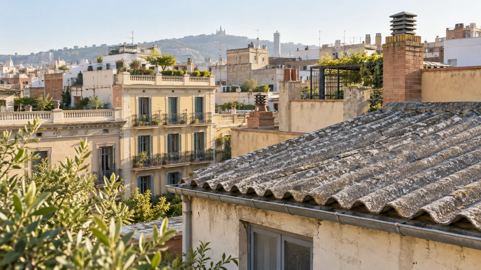 Coberta ondulada i terrats d’edificis residencials de Barcelona.