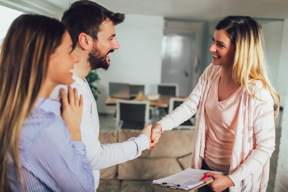 Encuentro con una pareja en una vivienda.
