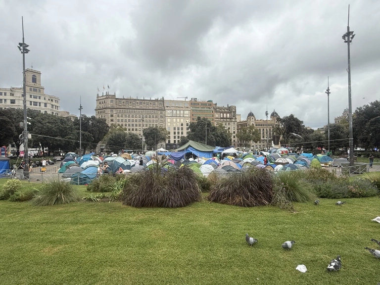 Tiendas de campaña en la acampada de Plaça Catalunya, en Barcelona