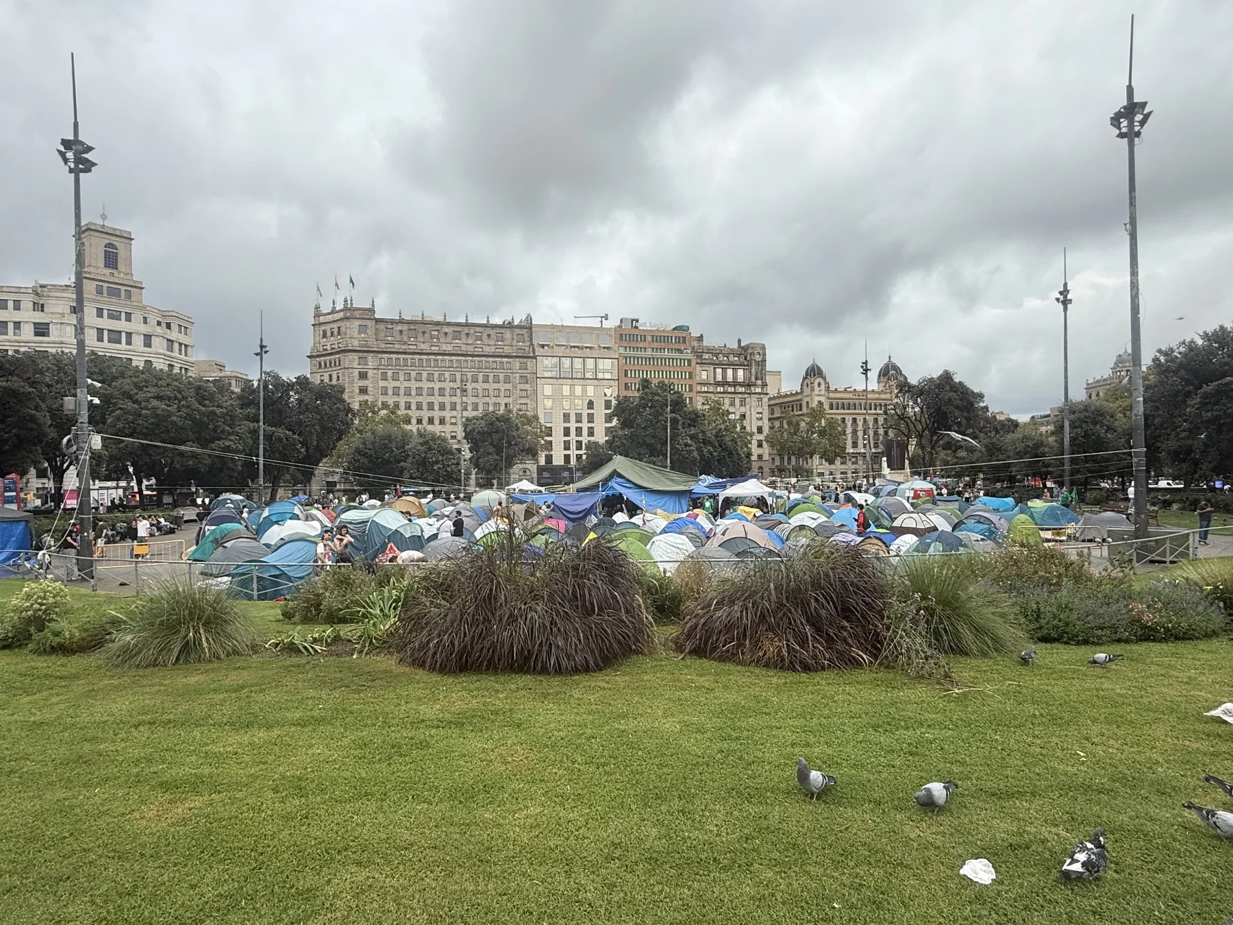Tiendas de campaña en la acampada de Plaça Catalunya, en Barcelona