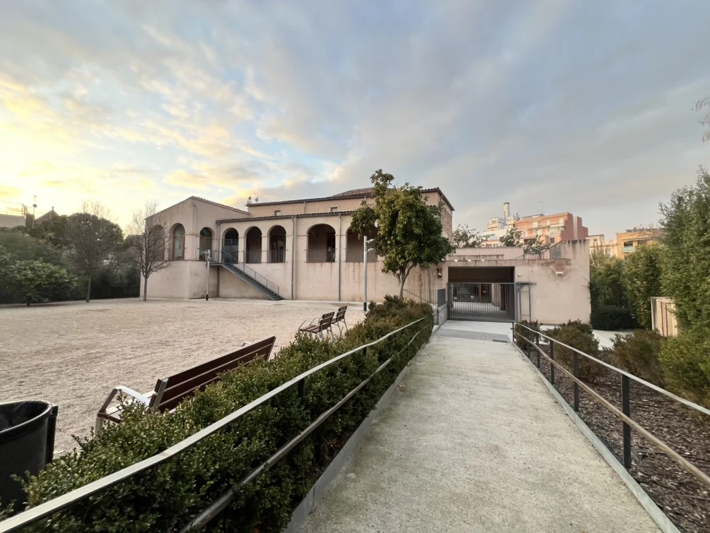 Edificio y jardines en la Font d’en Fargues, Barcelona.