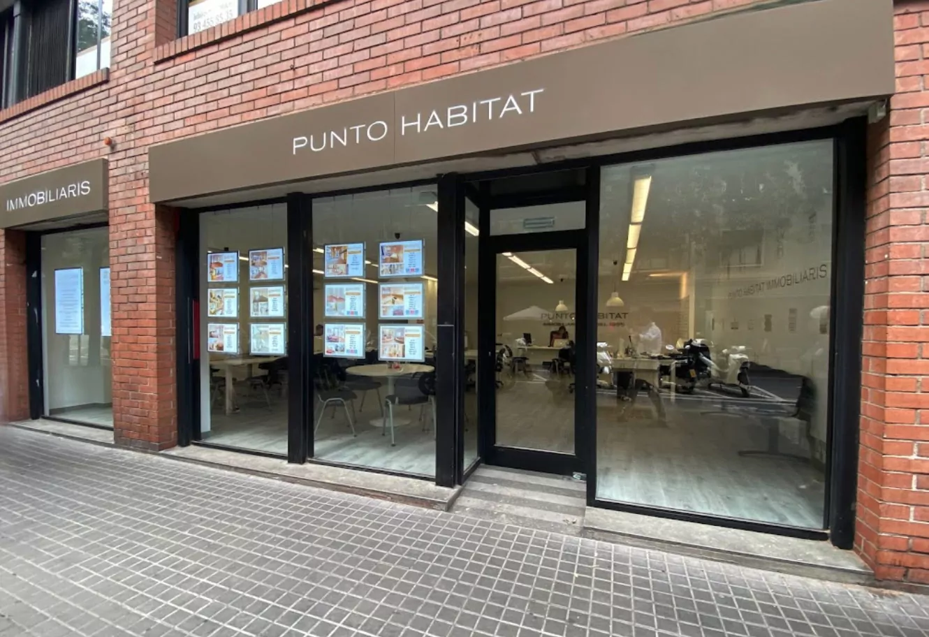 Fachada de la oficina de Punto Habitat en Carrer de la Indústria
